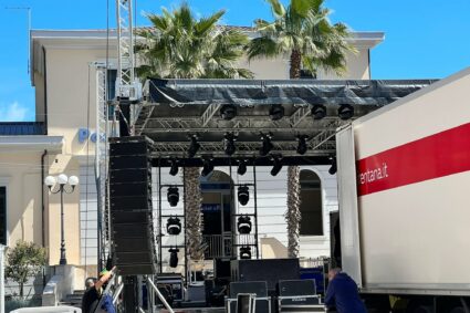 Stasera il concerto dei Tiromancino. Preparativi in piazza Matteotti